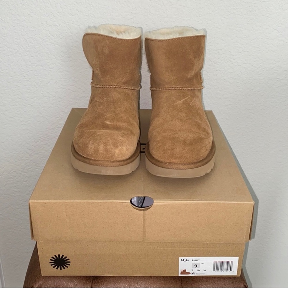 Ugg Karen boots. Size 9. Excellent condition. Like new